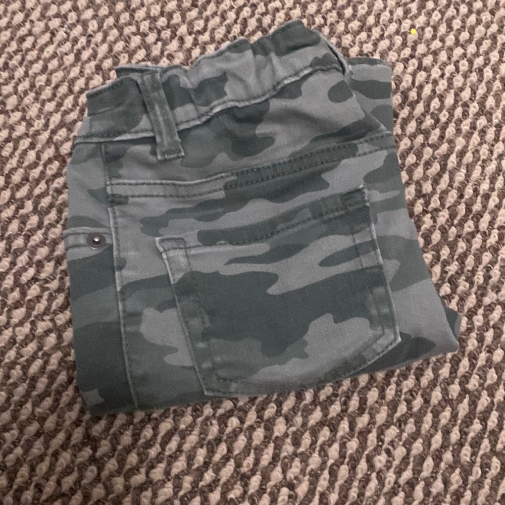 Camouflage green jeans for girls size 7/8 cat & Jack jagging’s ultimate stretch